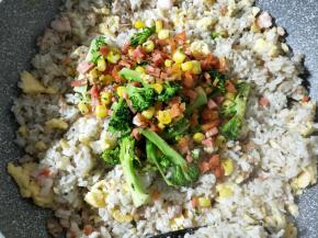 加入炒好的蔬菜翻炒均匀即可。