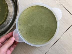 “神器”出场，6寸的班戟盘，舀一汤勺面糊到班戟盘中，摇晃盘子让面糊均匀，放入微波炉，中高火，叮1分20秒左右，打开微波炉的瞬间，面皮会鼓起，说明熟了