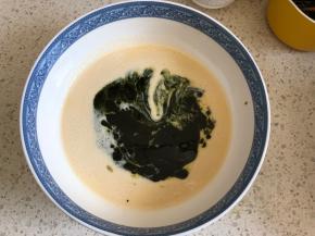 抹茶黄油糊倒入蛋糕糊中，搅拌均匀