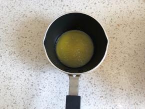黄油用小锅小火融化