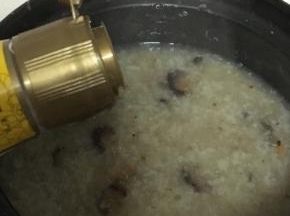 加入酱油、盐、香油搅拌均匀