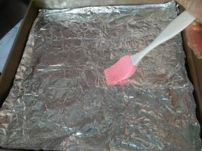 烤盘上放锡纸，再刷一层油