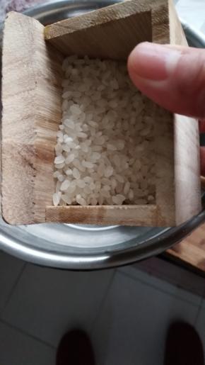 取出适量大米