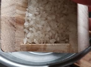 取出适量大米