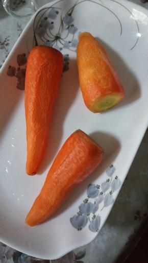 胡萝卜去皮并清洗干净