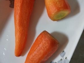 胡萝卜去皮并清洗干净