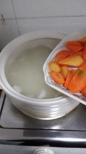 锅里米汤烧开加入胡萝卜