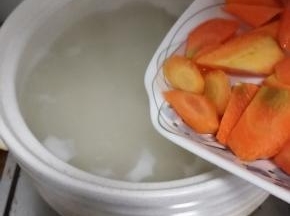锅里米汤烧开加入胡萝卜