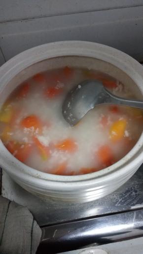 等大米煮饭到粘稠，胡萝卜也熟时