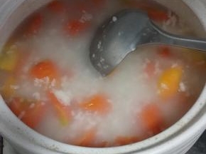 等大米煮饭到粘稠，胡萝卜也熟时