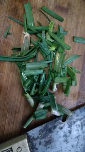 蒜苗清洗干净并切断