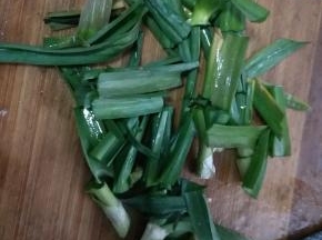 蒜苗清洗干净并切断