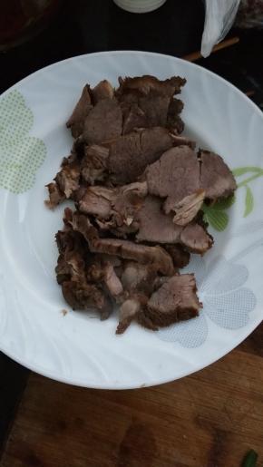 牛肉切成片