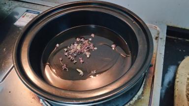 砂锅入油放入花椒炒香