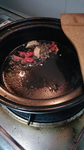 先加入干辣椒炒香