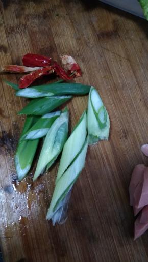 备好葱和辣椒