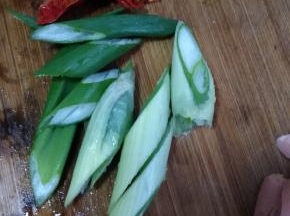 备好葱和辣椒