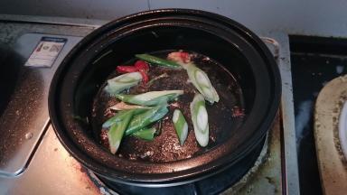 砂锅入油先放入作料，当时有水结果飞溅出来好多油