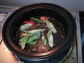 砂锅入油先放入作料，当时有水结果飞溅出来好多油