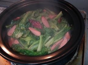 加入少许盐翻炒均匀