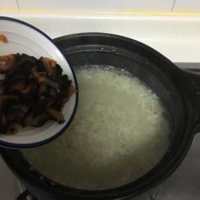 放入红极参大火煮三分钟