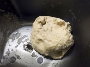 中种材料混合一起揉成面团