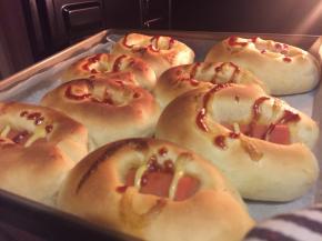 烤箱预热上下175度烤制25分钟，面包表面上色想要的颜色即可盖上锡纸，防止颜色上色太深