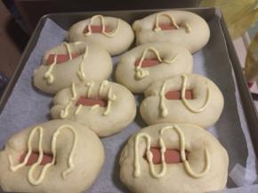 在面团上挤上沙拉酱