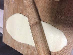 取一个小剂子干成长舌状