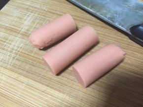 火腿肠一根切三段，放入面包环内