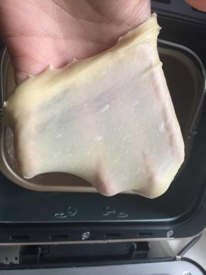 将揉好的面团取一小坨，轻拉面团能拉伸出易破厚膜即可