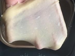 将揉好的面团取一小坨，轻拉面团能拉伸出易破厚膜即可