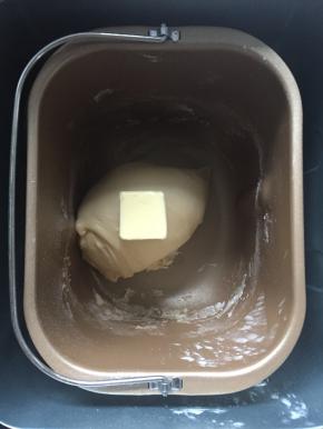 此时加入室温软化的黄油继续揉至30分钟