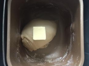 此时加入室温软化的黄油继续揉至30分钟
