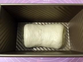 放入吐司盒中二次发酵