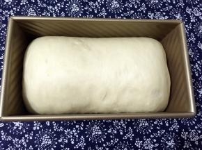发至8-9分满，烤箱预热160度10分钟，然后入烤箱160度烤40分钟，烤好后取出晾温装袋保存。