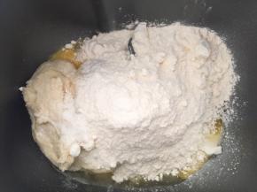 中种面团和主面团材料一起放面包机内