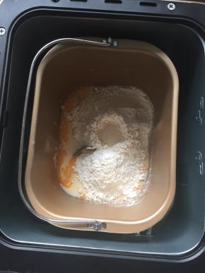 再倒入白糖，高、低筋面粉，面粉挖出一个洞倒入耐糖酵母，倒入白糖和盐对角放入（酵母一定不能碰到盐，不然酵母活性会失效）