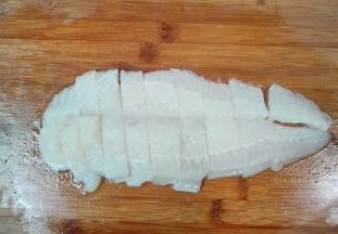 巴沙鱼解冻切小块