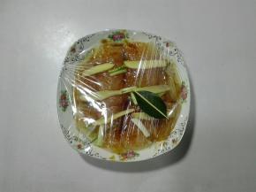 放葱白姜片，用保鲜膜密封鱼盘，再保鲜膜上面用牙签扎六个孔