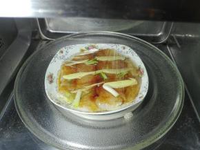 把巴沙鱼放进微波炉里