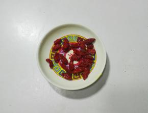 枸杞清洗干净，开水烫一下
