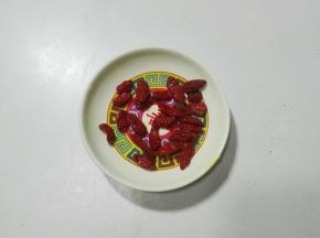 枸杞清洗干净，开水烫一下