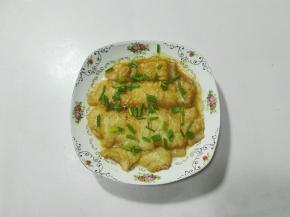 微波炉加热完成，取出巴沙鱼夹去葱白姜片，重新撒葱花