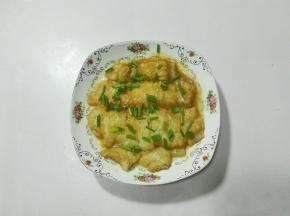 微波炉加热完成，取出巴沙鱼夹去葱白姜片，重新撒葱花
