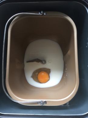 牛奶鸡蛋放入面包机搅散