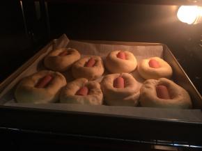 将肠仔包送入烤箱，烤箱内放入一杯热水进行二次发酵30分钟