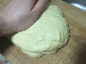 取出发酵好的面团揉搓排气