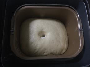 手沾面粉戳面团不回缩即是发酵好了