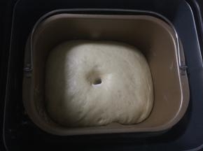 手沾面粉戳面团不回缩即是发酵好了